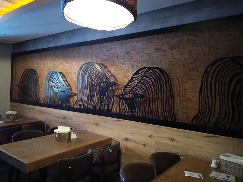 Декоративні панелі з металу в ресторані